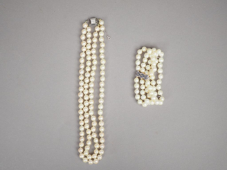 Vente aux enchères Collier de perles de culture double rangs. Fermoir en or blanc orné de