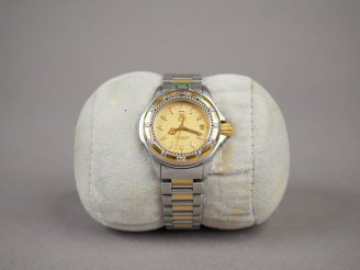 Vente aux enchères TAG HEUER. Montre de dame en métal et métal doré, modèle "Professional