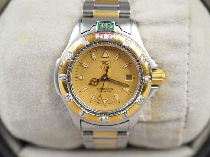 TAG HEUER. Montre de dame en métal et métal doré, modèle "Professional