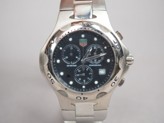 Vente aux enchères TAG HEUER.  Montre d'homme en acier, modèle "Professional 200 meters".