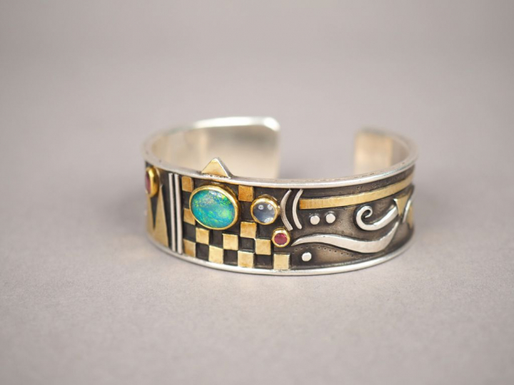 Linda LADURNER.  Bracelet manchette en argent et pierres de couleur en