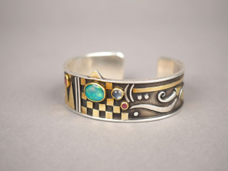 Vente aux enchères Linda LADURNER.  Bracelet manchette en argent et pierres de couleur en