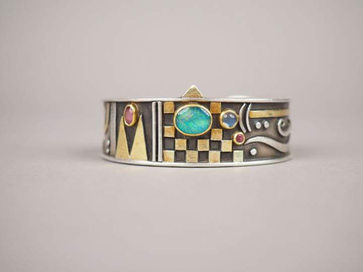 Linda LADURNER.  Bracelet manchette en argent et pierres de couleur en