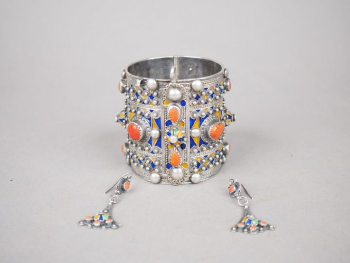 Bracelet manchette et boucles d'oreilles berbère en argent bas-titre, 