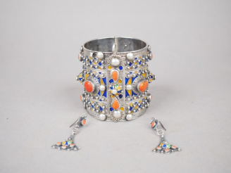 Vente aux enchères Bracelet manchette et boucles d'oreilles berbère en argent bas-titre, 