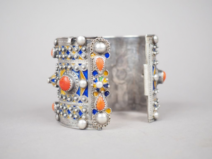 Bracelet manchette et boucles d'oreilles berbère en argent bas-titre, 