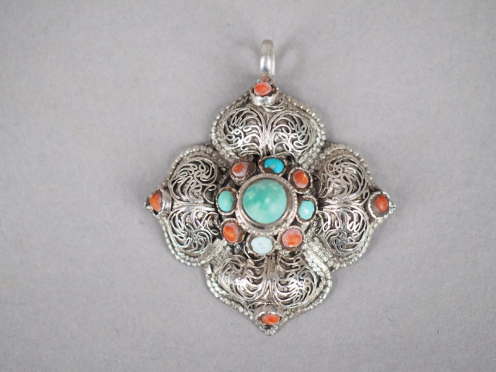 Pendentif berbère et sa chaine en argent bas-titre, à décor de pierres