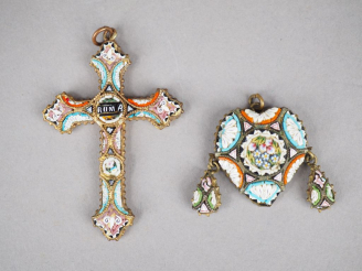 Vente aux enchères Ensemble comprenant deux pendentifs en micro-mosaïques, l'un en forme 