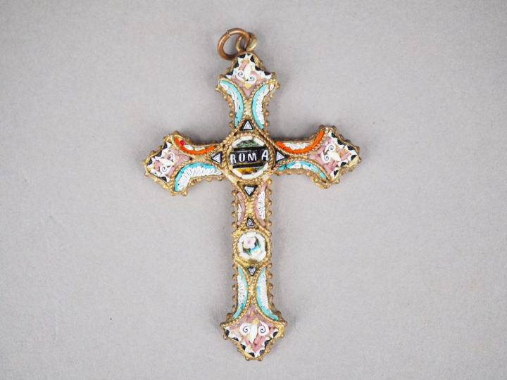 Ensemble comprenant deux pendentifs en micro-mosaïques, l'un en forme 