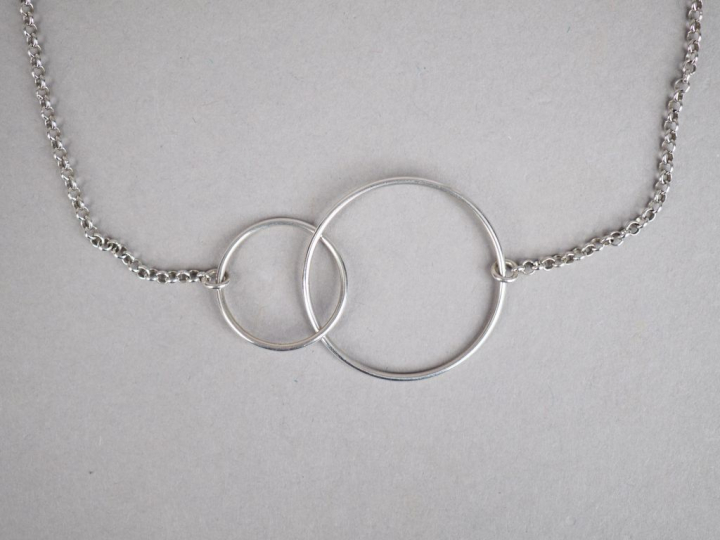 Collier en argent, à décor de deux cercles entrelacés. Poids. 5,55 g