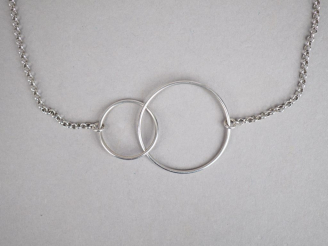 Vente aux enchères Collier en argent, à décor de deux cercles entrelacés. Poids. 5,55 g