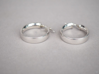 Vente aux enchères Paire de créoles en argent.  Poids. 5,40 g