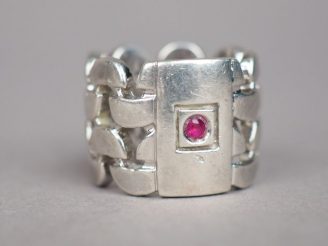 Vente aux enchères Bague en argent ajouré, à décor d'une pierre de couleur rouge. TDD. 50
