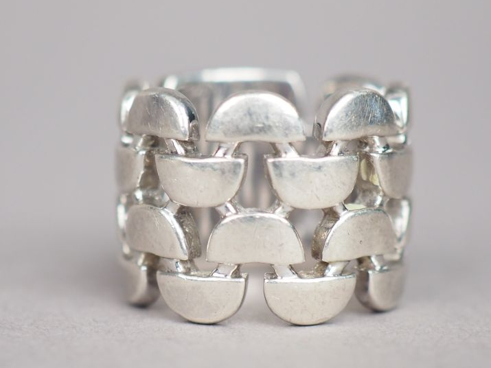 Bague en argent ajouré, à décor d'une pierre de couleur rouge. TDD. 50