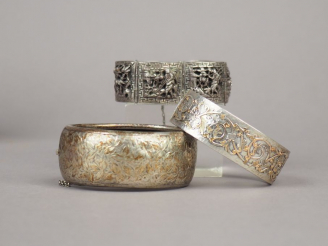 Vente aux enchères Ensemble comprenant trois différents bracelets en argent. Poids. 111,9