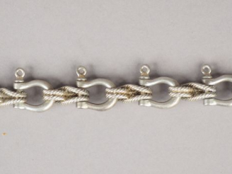 Vente aux enchères Bracelet en argent, maillon en forme de poulies. Long. 20 cm Poids. 61