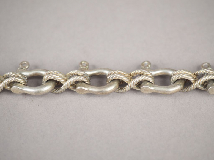 Bracelet en argent, maillon en forme de poulies. Long. 20 cm Poids. 61