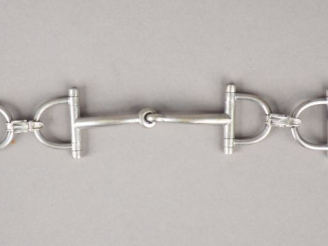 Vente aux enchères Bracelet en argent, à décor de mors à cheval. Long. 19,5 cm Poids. 38,