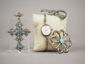 Vente aux enchères Ensemble comprenant :  - une broche en argent en forme de fleur ornée 