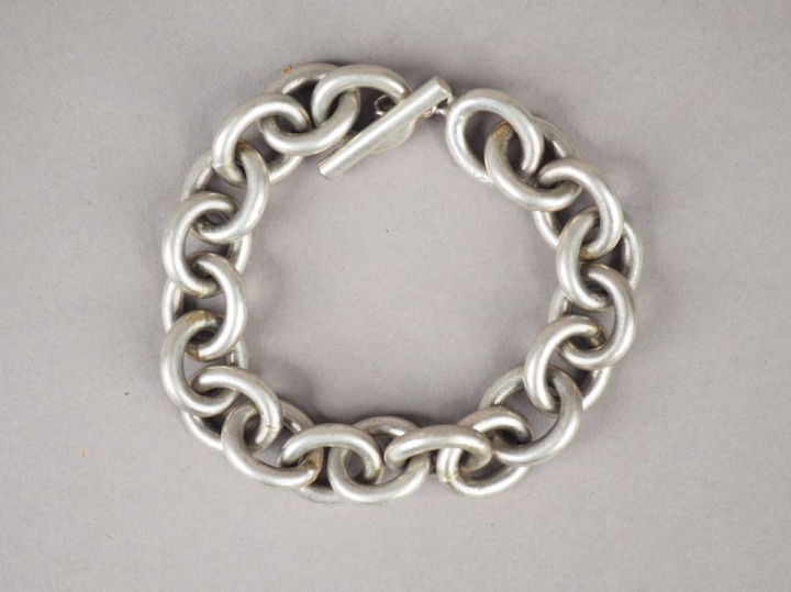 Bracelet en argent, maille forçat. Long. 18,5 cm  Poids. 64,68 g