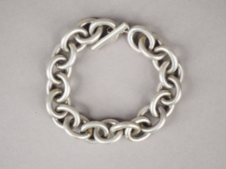 Vente aux enchères Bracelet en argent, maille forçat. Long. 18,5 cm  Poids. 64,68 g