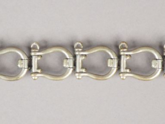 Vente aux enchères Bracelet articulé en argent, maillons en forme d'étriers.  Long. 19,5 
