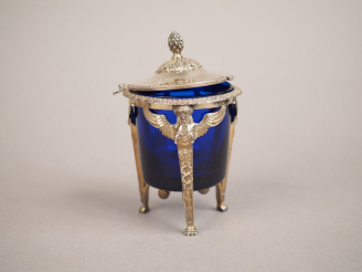 Vente aux enchères Moutardier en argent, poinçon au Coq, à décor de femmes ailées en gain