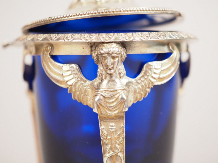 Moutardier en argent, poinçon au Coq, à décor de femmes ailées en gain