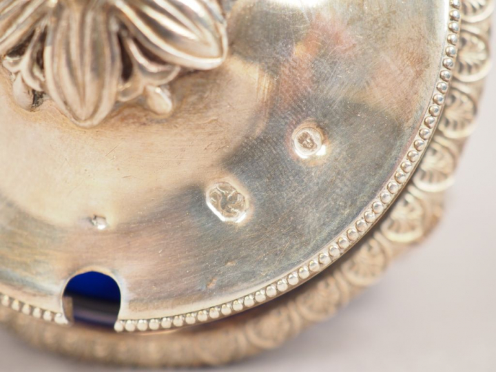 Moutardier en argent, poinçon au Coq, à décor de femmes ailées en gain