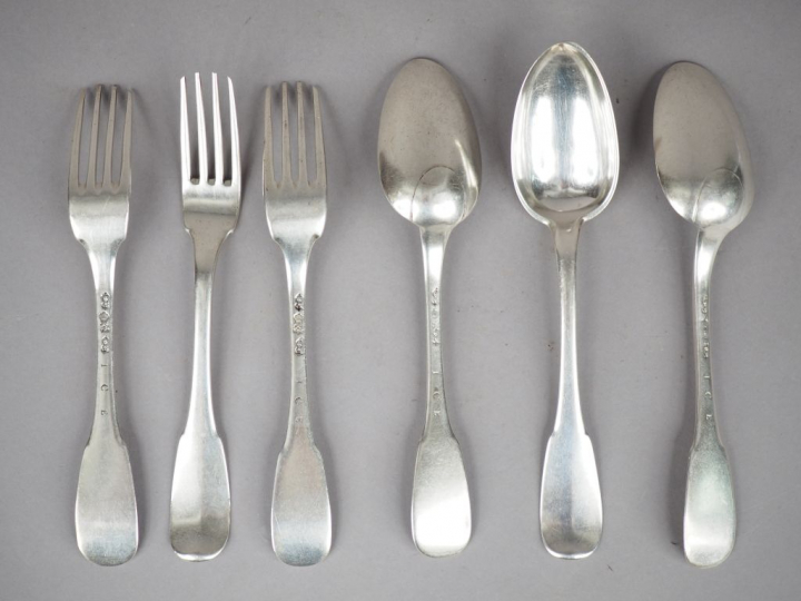 Trois grands couverts XVIIIème en argent.  Poids. 524 g