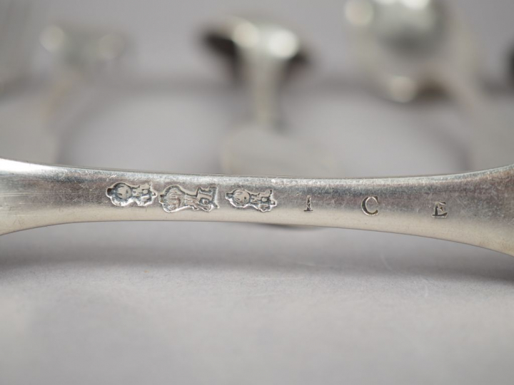 Trois grands couverts XVIIIème en argent.  Poids. 524 g