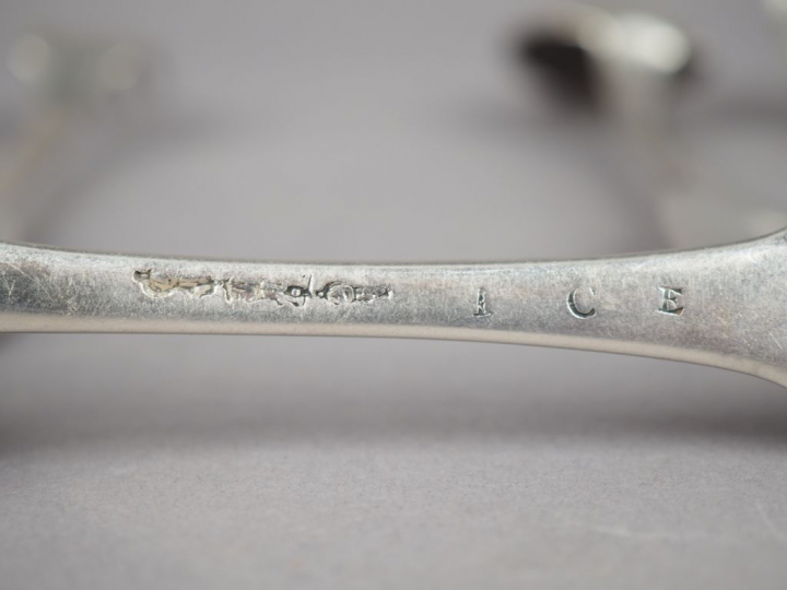 Trois grands couverts XVIIIème en argent.  Poids. 524 g