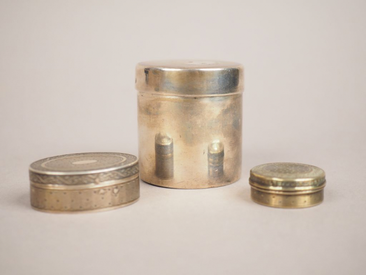 Boite cylindrique en argent, poinçon au Coq.  On y joint deux petites 