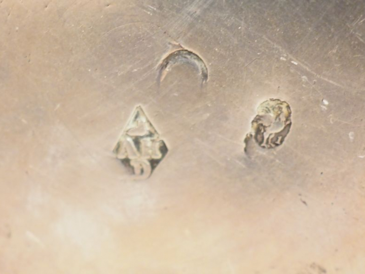 Boite cylindrique en argent, poinçon au Coq.  On y joint deux petites 