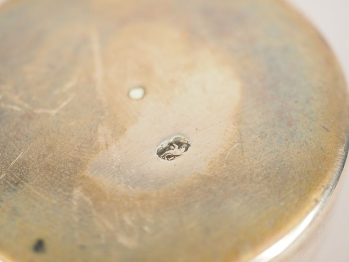 Boite cylindrique en argent, poinçon au Coq.  On y joint deux petites 