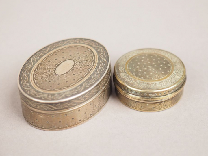 Boite cylindrique en argent, poinçon au Coq.  On y joint deux petites 