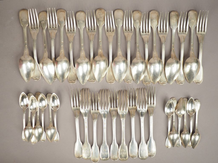 Partie de ménagère en argent, poinçon Vieillard, modèle à filet. Monog