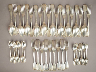 Vente aux enchères Partie de ménagère en argent, poinçon Vieillard, modèle à filet. Monog