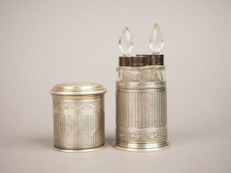 Vente aux enchères Nécessaire à parfum Napoléon III de style Louis XVI en cristal et arge