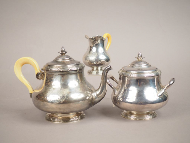 Service à thé trois pièces de style Louis XVI en argent, poinçon Miner