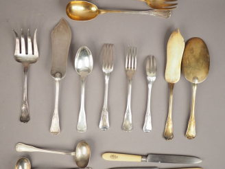 Vente aux enchères Ménagère de style Louis XV en argent, poinçon Minerve, modèle feuillag