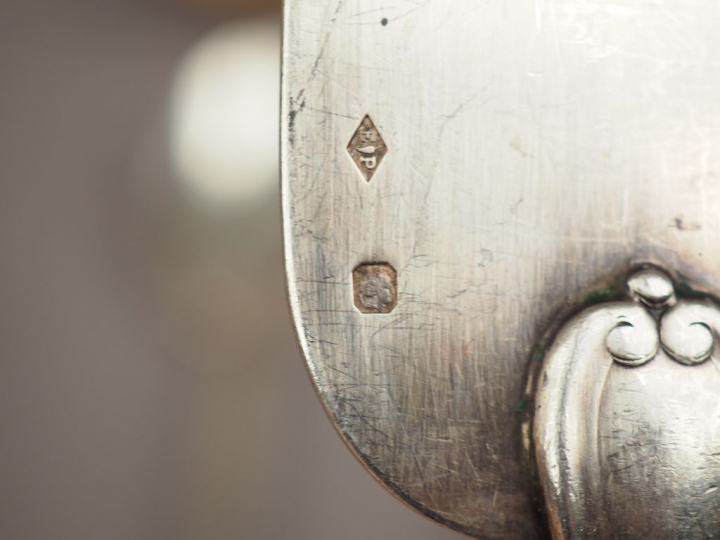 Ménagère de style Louis XV en argent, poinçon Minerve, modèle feuillag