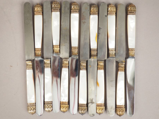 Vente aux enchères Suite de douze couteaux à dessert, manche en nacre et vermeil.  M.O : 