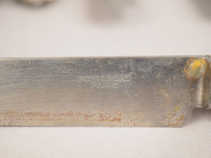 Suite de douze couteaux à dessert, manche en nacre et vermeil.  M.O : 