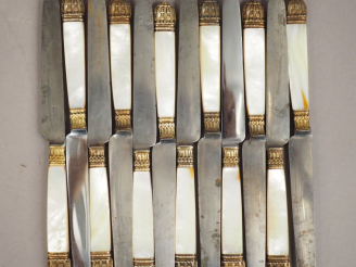 Vente aux enchères Suite de douze couteaux à dessert, manche en nacre et vermeil. M.O : G