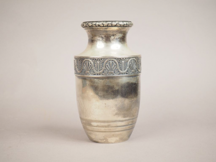 Vase en argent, poinçon Minerve, à décor de frises.  M.O : Risler   Ca