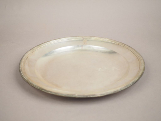 Vente aux enchères Plat rond en argent, poinçon Minerve, modèle à filets.  Armorié. Diam.