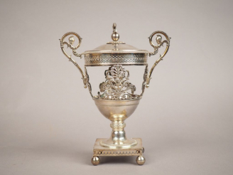 Vente aux enchères Monture de sucrier en argent.  H. 22,5 cm  Poids. 545 g (manque la ver