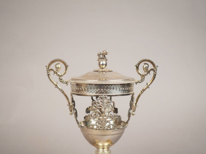 Monture de sucrier en argent.  H. 22,5 cm  Poids. 545 g (manque la ver