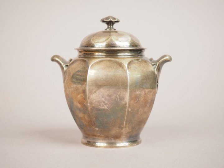 Sucrier à pans coupés en argent, poinçon Minerve. H. 12,5 cm Poids. 27